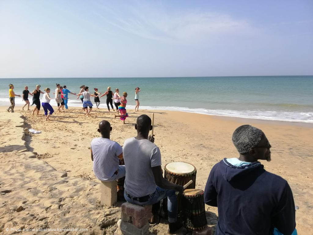 Tanz Workshop afrikanischer Tanz Senegal Karine Label und Trommler am Strand in Senegal in der Casamance